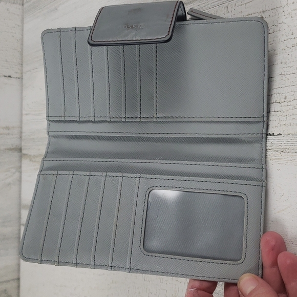 Fossil gray cowhide leather wallet, some wear to closure tab, otherwise clean - Picture 6 of 8